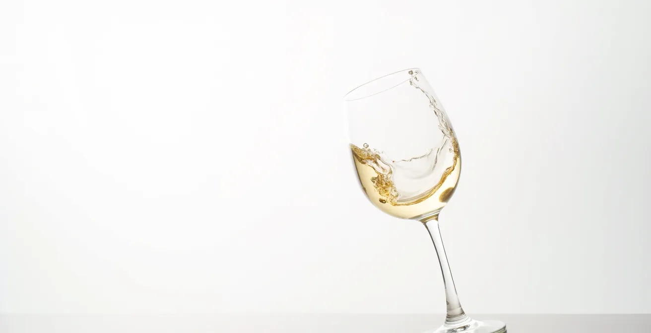 Coupe transversale d'un verre montrant la trajectoire du vin lors de la dégustation