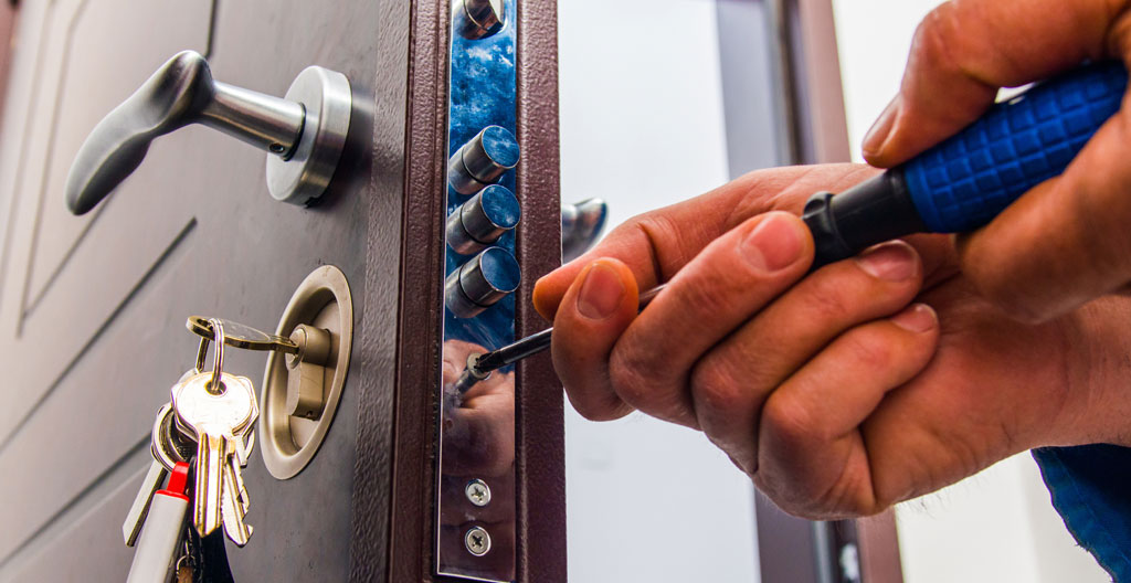 Gros plan serrure multipoint trois points d'ancrage sur tranche de porte acier sécuritaire